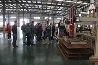 跨界交流促提升 居然之家樂屋裝飾精英團(tuán)隊(duì)參觀揚(yáng)子地板深化合作